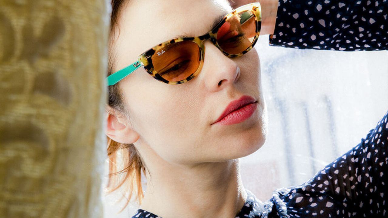 Nina KravizがRay–Banのサングラスをデザイン