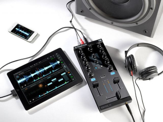 TRAKTOR DJ用のモバイルDJミキサー『Kontrol Z1』が登場