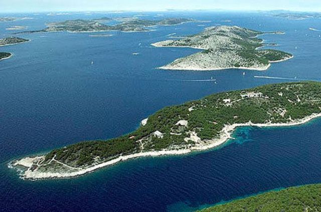 UKのプロモーターがクロアチアの島を購入。数百のアーティストが集まる楽園を計画。