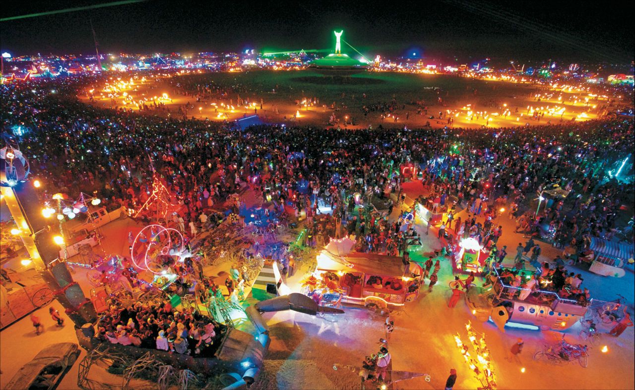 砂漠の巨大フェス「Burning Man」。オフィシャル写真集が発売